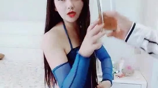 午休时间科技楼蹲守 两位来上厕所的熟女大姐