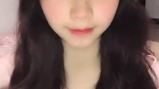 职校热恋小情侣出租房造爱自拍小伙有点变态一边裹脚指头一边抽送妹子阴毛浓密是个骚货1080P超清原版