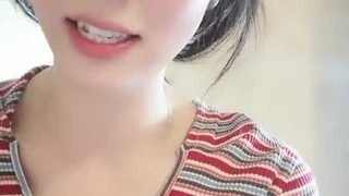 春池嫣韵经典人妻3P：一边吃一边操