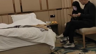 颜值不错的美胸小少妇露脸陪狼友撩骚互动，坚挺的奶子好嫩，掰开逼逼给狼友看特写，淫语互动完美好身材好骚第01集