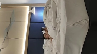 刚成年18极品小萝莉，被两大汉各种操，娇小身材抱起来爆操，骑乘深插白皙美臀 ，这边插嘴双洞其插 ，小嫩穴搞得湿湿