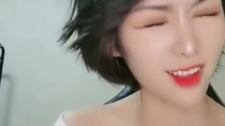 清纯少妇致命诱惑，绿帽男偷拍老婆，30岁极品小少妇，倒立口交，客厅被花式啪啪，淫声浪语娇喘香艳