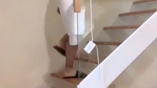 已婚骚人妻家里没人陪狼友发骚，农村大院屋里骚完院里骚，听狼友指挥互动撩骚揉奶玩逼看特写