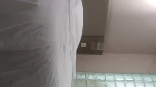 兴奋的少女在庆祝前从她迷人的女同性恋BFF那里寻求令人惊叹的高潮