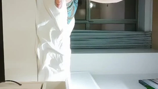 身材不错奶子非常漂亮的艺校兼职妹卫生间洗澡全身穿着黑丝被草援交视频自拍