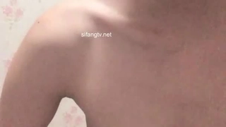 年轻火辣的大学女孩在镜头前变得淘气